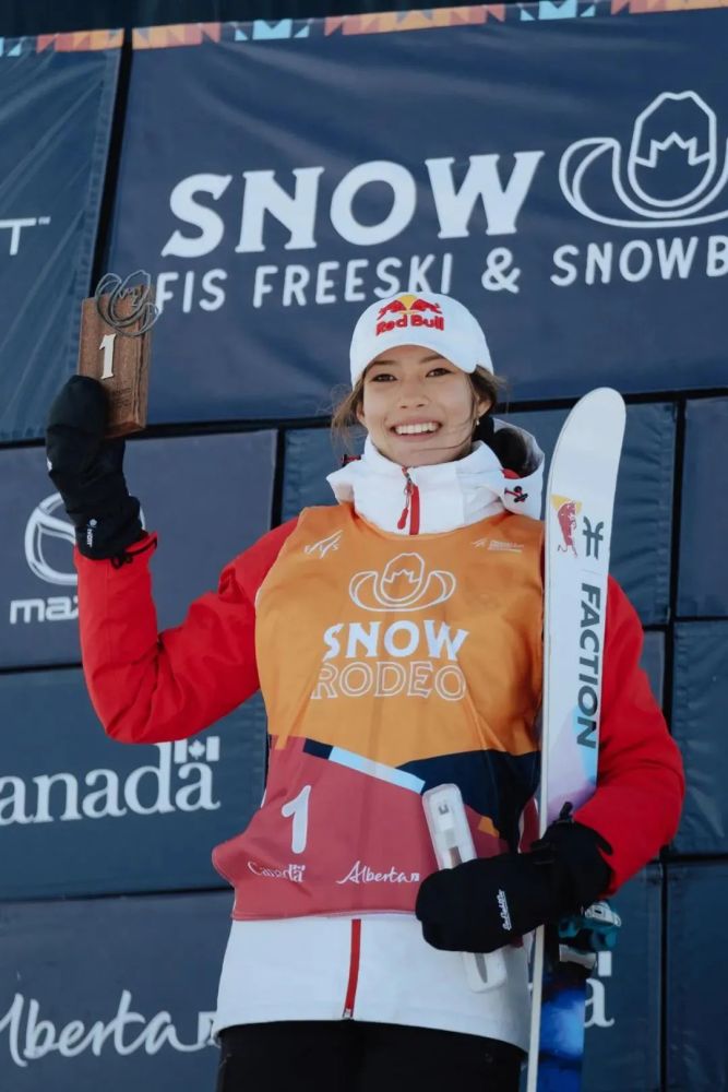 问阿谁堪比天真颜色笑盈盈多少朱朱白白