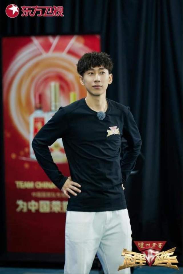 孟鹤堂,于朦胧,周陆啦,与观察员汪译男一同体验冬季奥运会中的短道