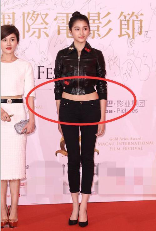 坐下肚子上就堆出好几层"游泳圈",关晓彤的身材比例可以说是很修长了