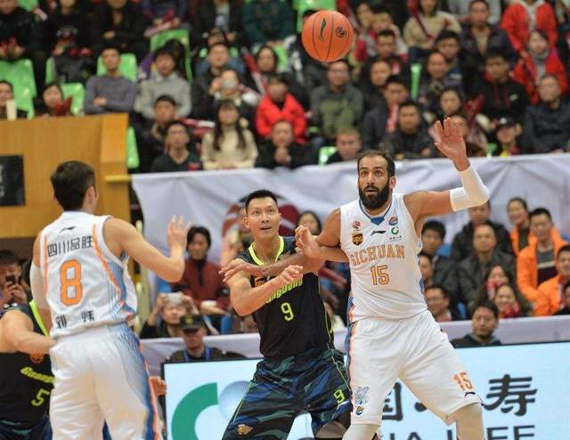 cba 36岁，身高2米18！阿联的老对手，重回CBA！胡子都白了啊，还能打！