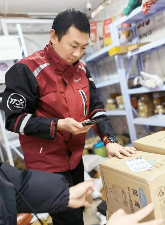 人民警察转身圆通快递小哥 坚定的服务 不变的初心