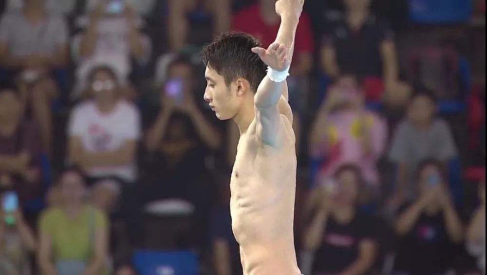 练俊杰曾经在全国锦标赛击败杨健和陈艾森夺冠.