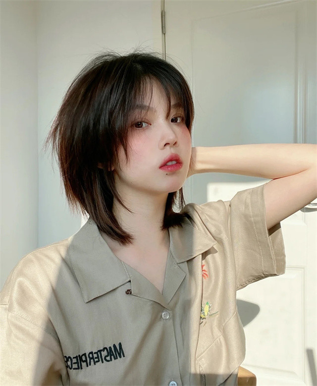 观察周围一些剪短发超级好看,但长发就没有那么惊艳的美女,你会发现她