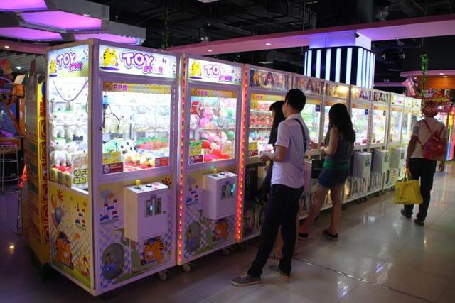 丈夫痴迷电玩城里的"抓娃娃",妻子想一办法,丈夫再不抓娃娃!