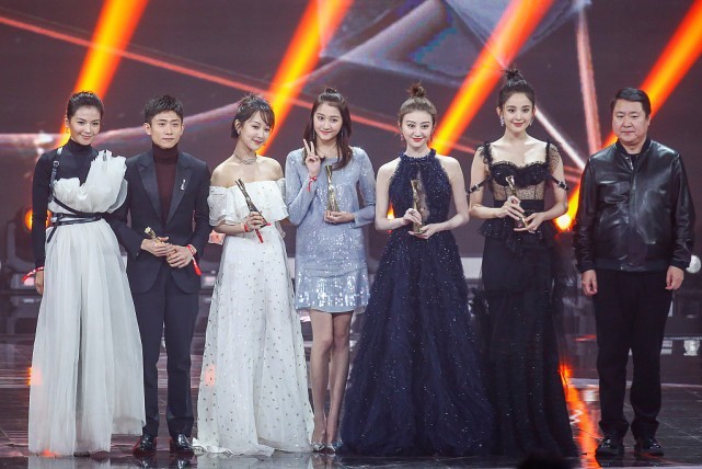 杨紫和关晓彤虽然差了五岁,气质却很相似,生图看着都超美