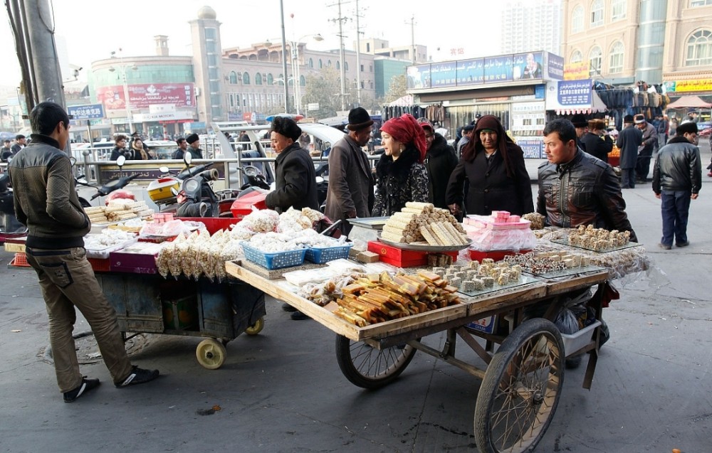 西宁街头惊现新疆人卖切糕,明码标价7元一两,结果下一句话就变了_腾讯