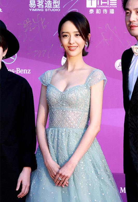 佟丽娅真有"料",一袭深v吊带裙尽显傲人好身材,网友:太美了_腾讯新闻