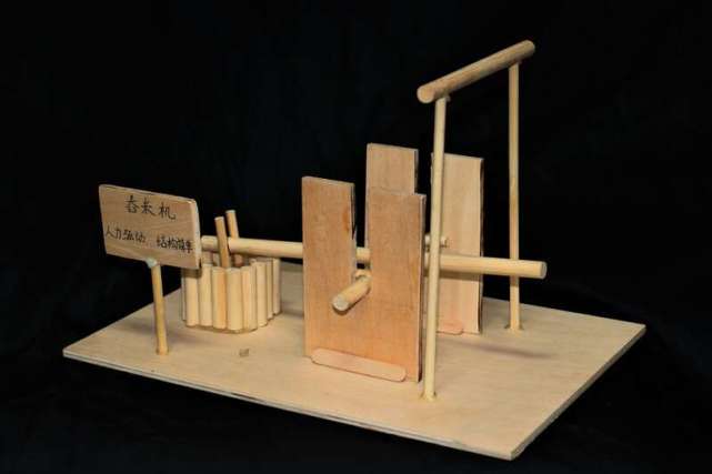 南农大学子手工制作农耕模具