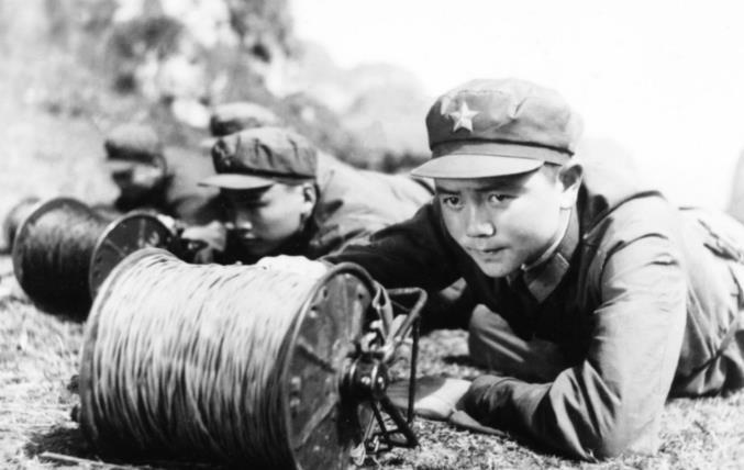 正当他向各部队下达战斗部署时,电话没声音了,严庆堤知道是电话线被炸