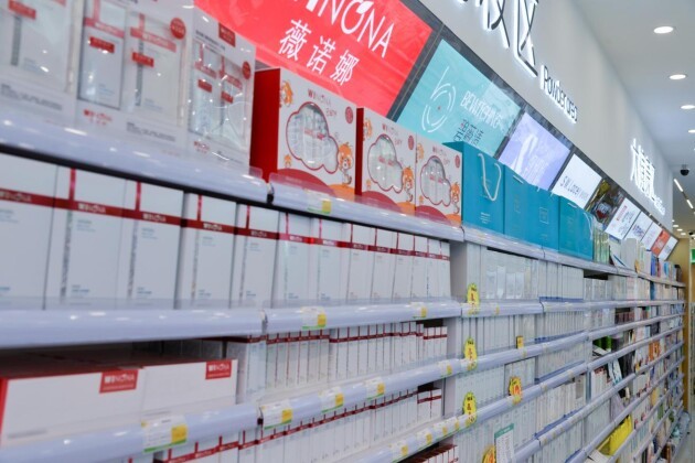 店内产品囊括护肤品,面膜,洗护用品,彩妆用品等,集薇诺娜,可复美,碧薇