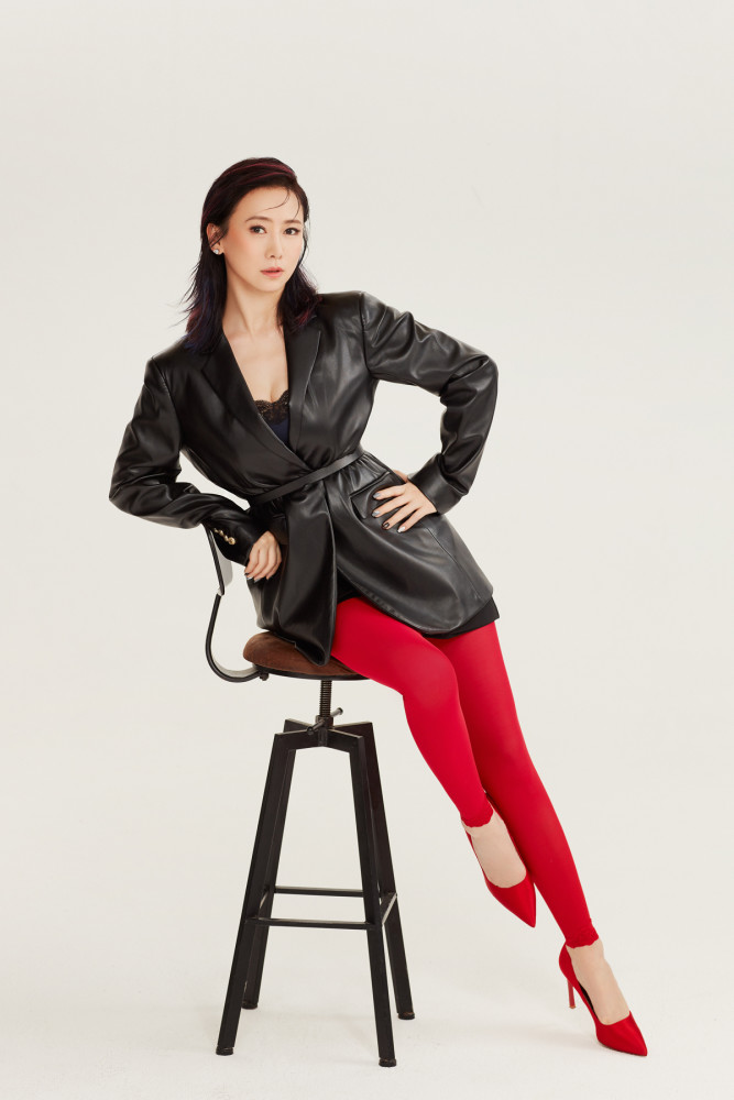 翁虹皮衣造型身穿黑色皮衣,脚蹬红色高跟鞋,翁虹又展现其性感酷飒的