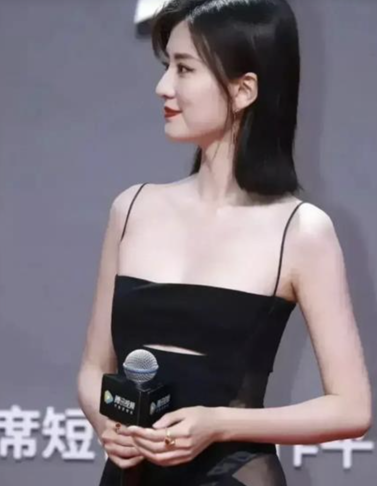 从侧面看,更为直观,板上钉钉似的,瘦是真的瘦,平也是真的平啊.