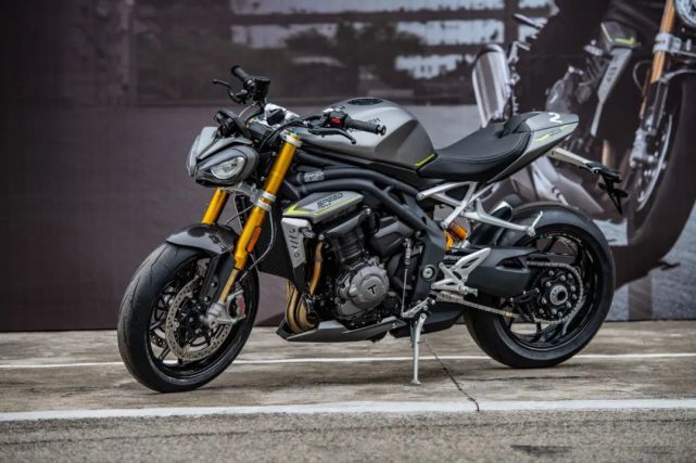 摩托车|试驾英伦三缸街皇 凯旋speed triple 1200rs
