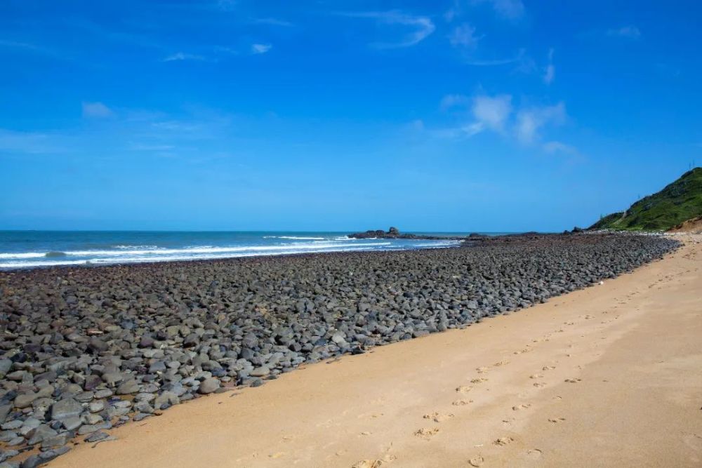 来龙海观海听潮躲世间纷扰