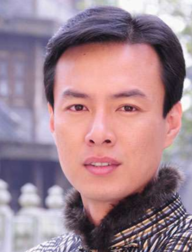 演员朱铁:娶相亲认识的普通妻子,相爱11年无绯闻,用孝心托起母亲晚年