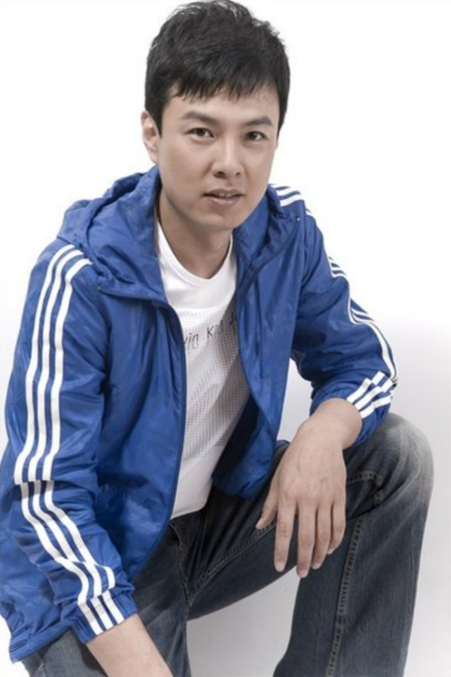 演员朱铁:娶相亲认识的普通妻子,相爱11年无绯闻,用孝心托起母亲晚年