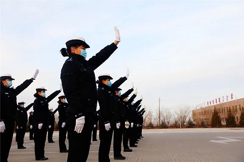 交警手勢操訓練中,教官對