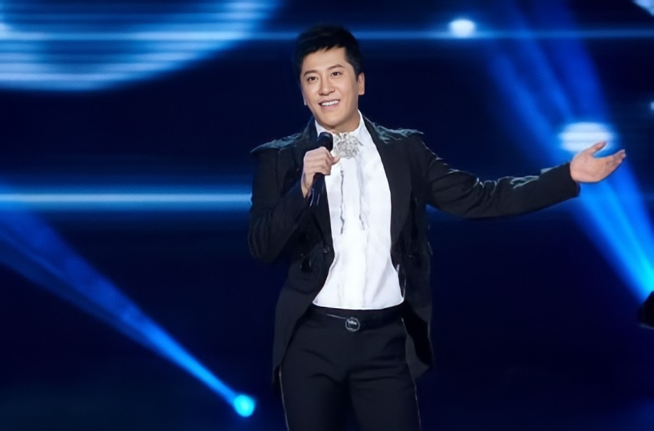 毛宁则更坎坷,在经历了短暂的爆红后,93年的春晚,毛宁凭借一首火遍