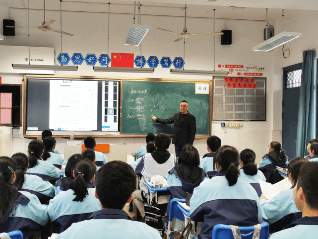 有这样一位党员教师,名叫吴建德,来自余杭区良渚第一中学,"做一名人民