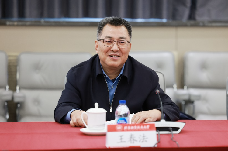 会上,常务副馆长陈成军和副校长黄海军分别代表双方进行签约,中国国家