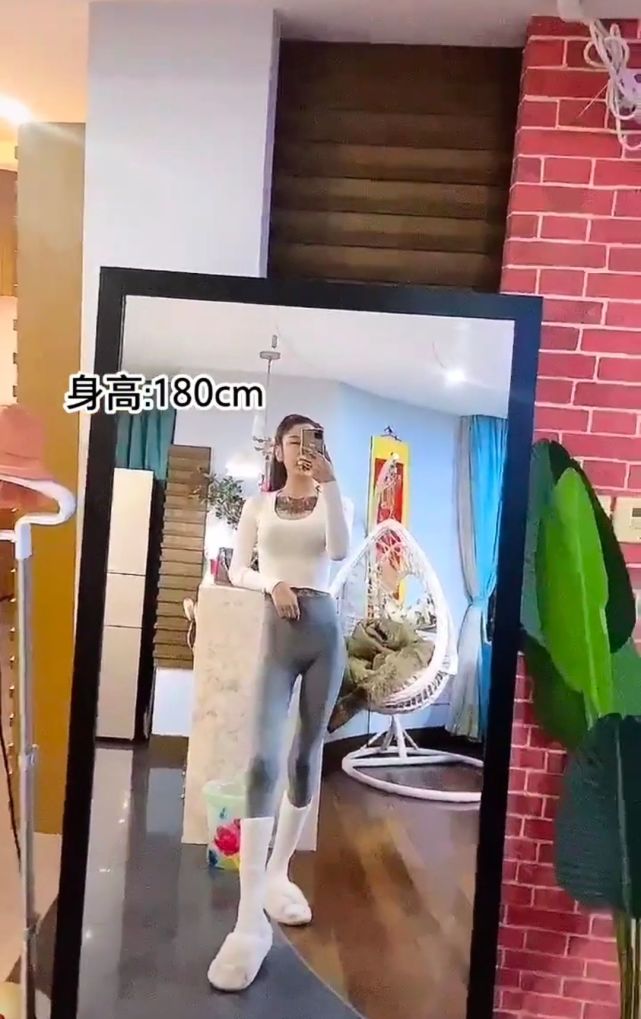 她身高180cm,整容之后有着一张表情僵硬,但看上去还算漂亮的脸蛋儿.