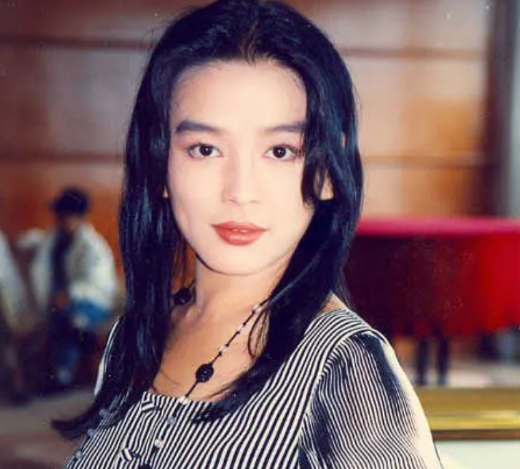 54岁陈加玲罕露面息影26年成富婆与外国男友相恋8年仍没结婚