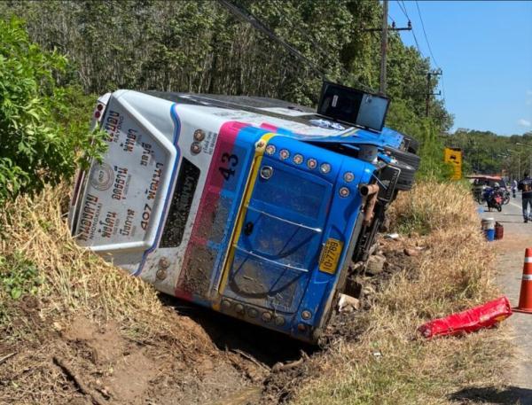 泰国廊开府公路上一辆行进中的旅游巴士发生侧翻,造成车内13人受伤