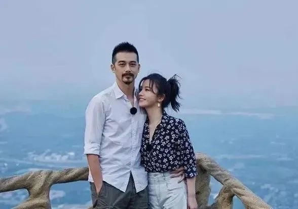 吴中天婆婆去世,杨子姗寸步不离地安慰男友,让吴中天的痛苦得以被一点