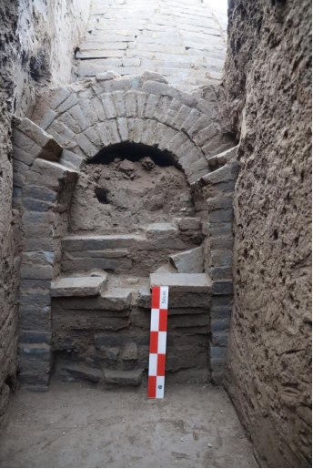 m1墓道口m1出土铁刀,铜镜m1航拍图m1出土"五"字砖m1发掘现场m1出土灰