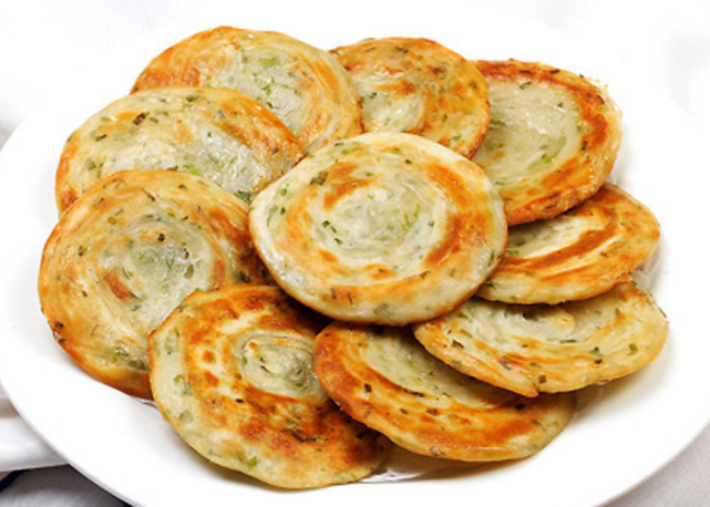 分享葱油烧饼的简单做法,外脆里嫩,解馋味美,家人吃了都说香