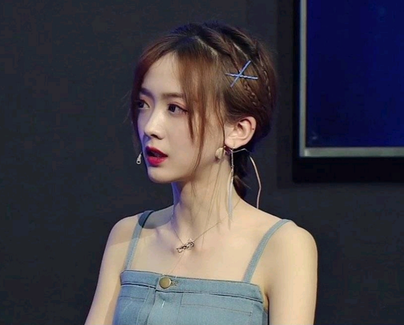 kpl灵儿成功打入娱乐圈与杨超越和娄艺潇同台出镜绝美颜值不输明星