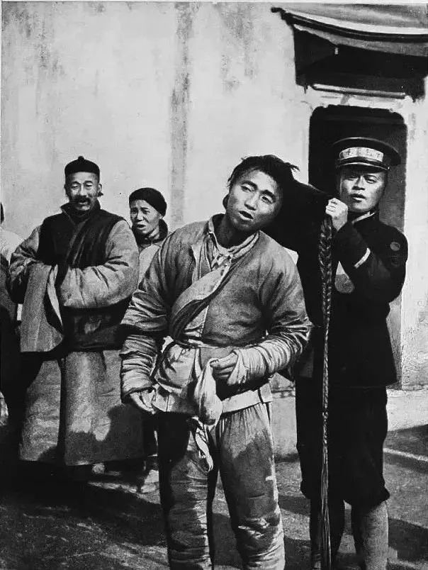 民国初年警察剪辫子剪头上辫易,剪社会辫难,剪心中辫更难.