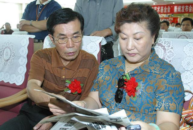 不过据于小飞说,何庆魁生活得十分不错,并没有网友猜想象得那么落魄.