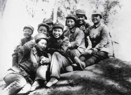 别再被抗日神剧骗下去了看看历史上真实女八路的样子