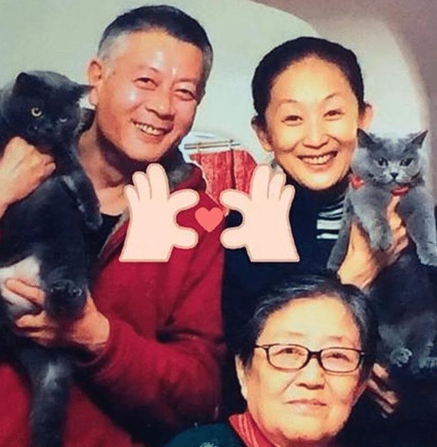 60岁老戏骨巫刚和陈瑾现身街头被拍他和发妻离婚后至今单身