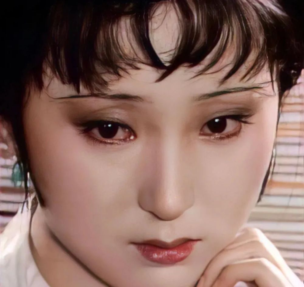 就比如林黛玉吧,,泪光点点,很能体现她本身的人物特征:孱弱多病,但