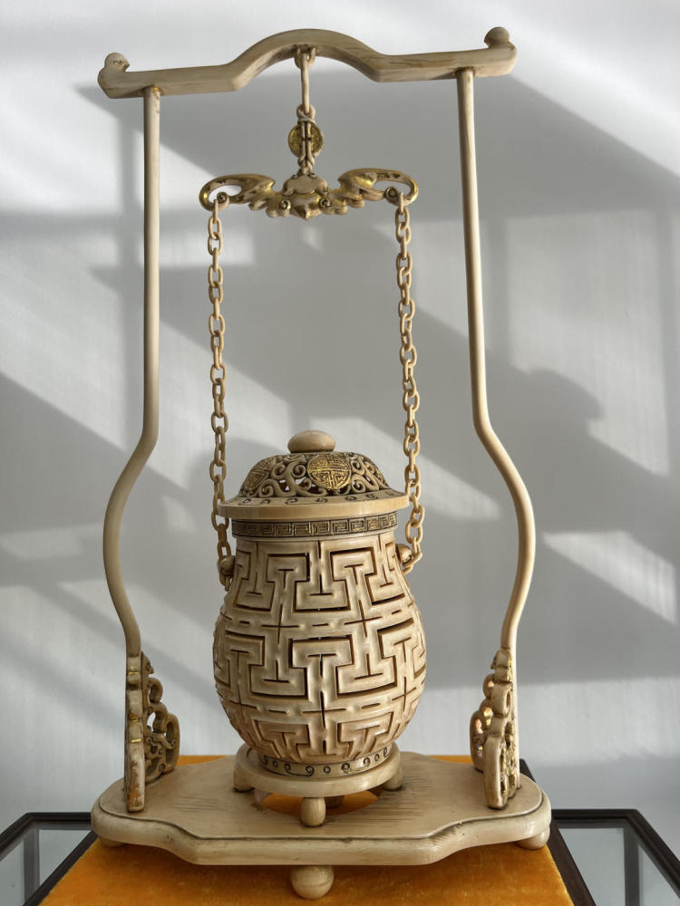 据戴德裕介绍,南京牙雕最擅"仿古",依靠着色和裂纹,表现出厚重的历史