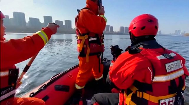 据悉,当时救援情况正在全程直播,当阳阳遗体被救援队从河水浮冰下打捞