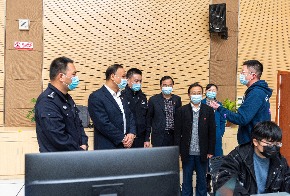 强化精密智控,精准防控 冯中海赴港区公安分局督查指导疫情防控数据