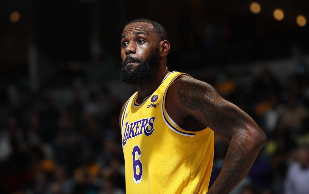 勒布朗詹姆斯 詹姆斯生涯第100次三双成无用功！湖人不敌灰熊，排名NBA西部第7