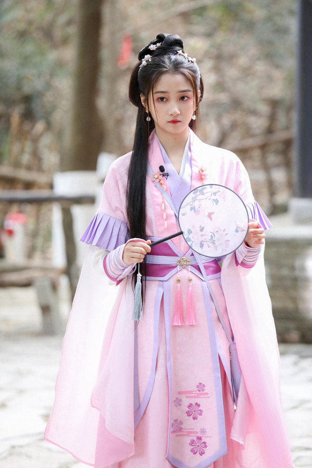 关晓彤粉紫缎面汉服古装红唇温婉柔和