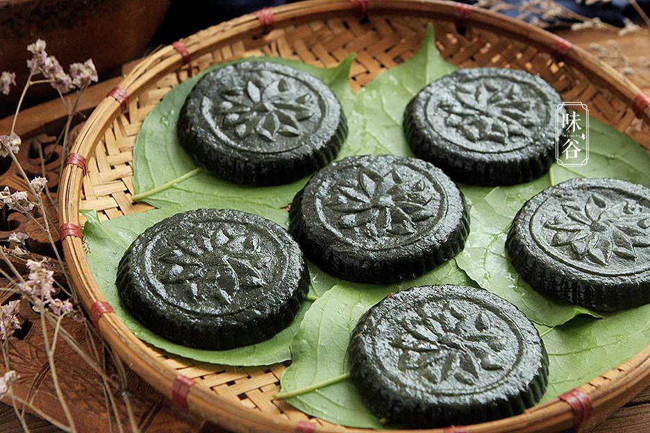 7,鸡屎藤饼不懂的人以为这黑色的食物是用鸡屎做的饼,想想都觉得没