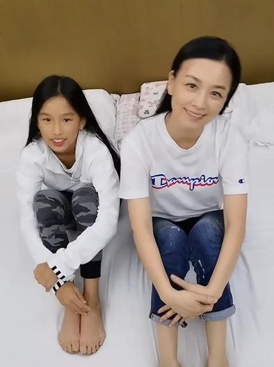 张庭为孩子过生日不化妆还露额头51岁素颜竟比12岁女儿还好看