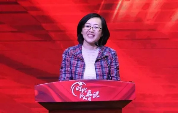 2003年,23岁的赵旭师范毕业后,到太原十二中当了一名语文老师,一干就