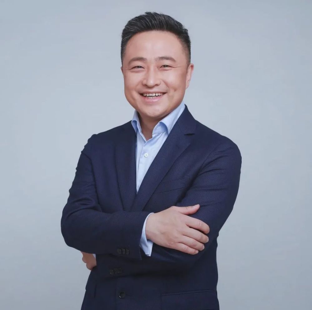 朗读者:陈磊厦门综合广播主持人作品与作者作品:《柔弱的人》安东·巴