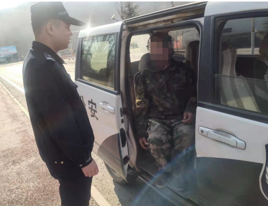 拉着巡逻民警的手连声道谢,"感谢警察同志,麻烦你们了,第一次坐警车
