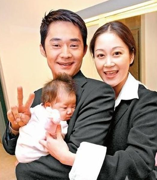 2004年,于佳卉与江国宾举行了婚礼,婚后两人也生下了一名女儿,在很长