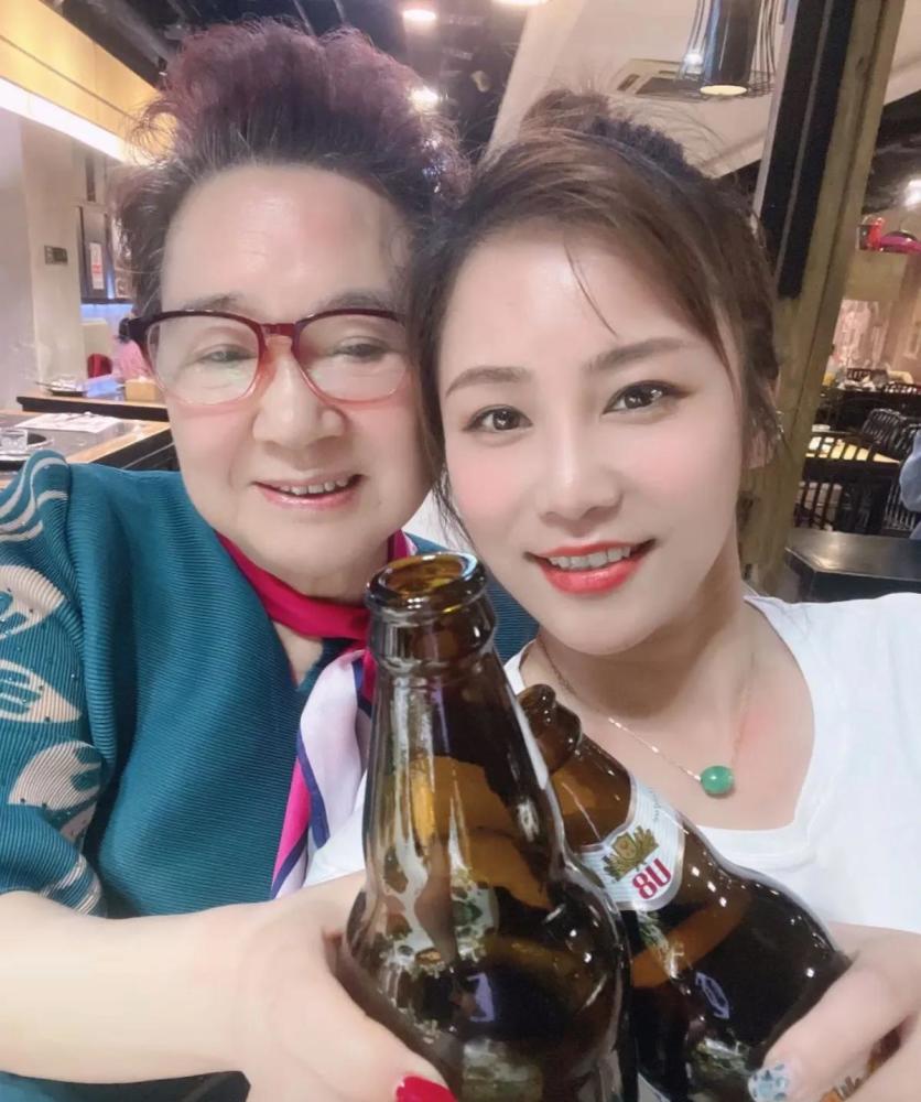 "黄梅戏后"吴琼,嫁小16岁老公,与婆婆处成闺蜜_腾讯新闻