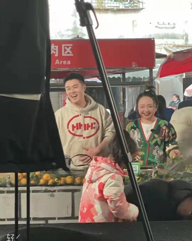 有网友在都江堰市蒲阳镇的菜市场偶遇到了陈赫,黄渤,佟丽娅等明星录制