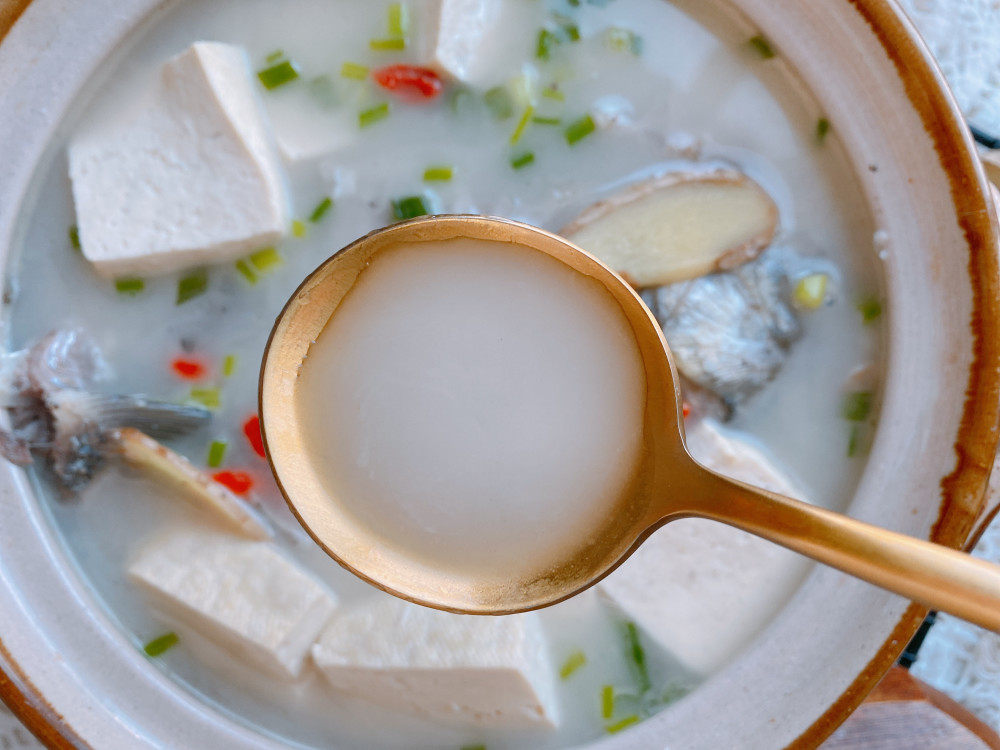 天冷了煲一锅鲫鱼豆腐汤汤色奶白肉质细嫩营养丰富还能补钙